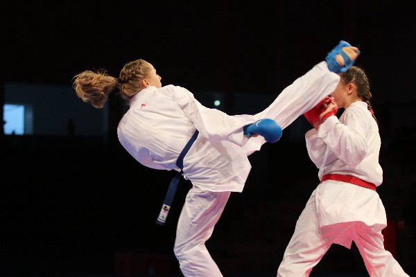 Mawashi geri score in karate kumite fight