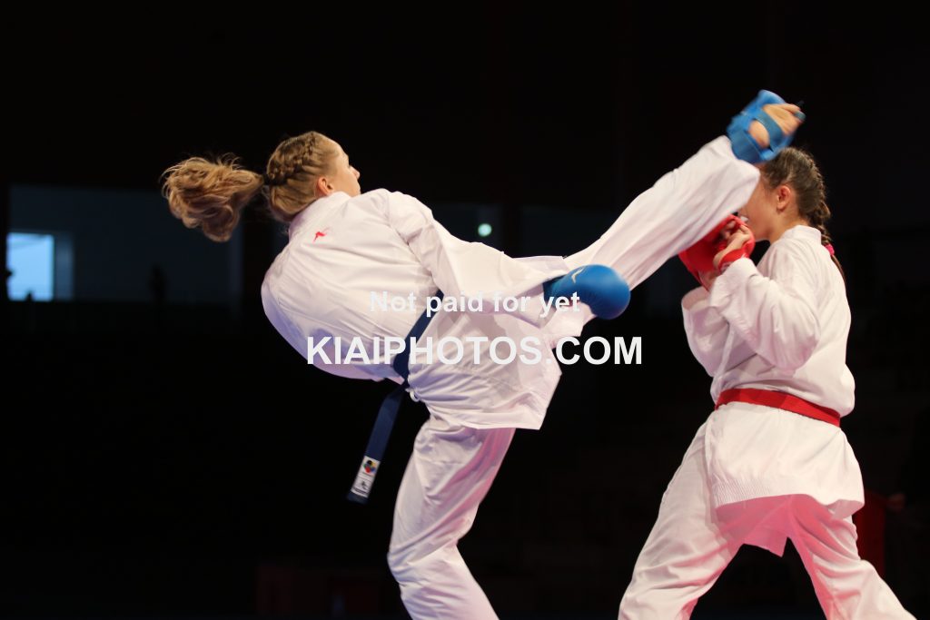 Mawashi geri score in karate kumite fight